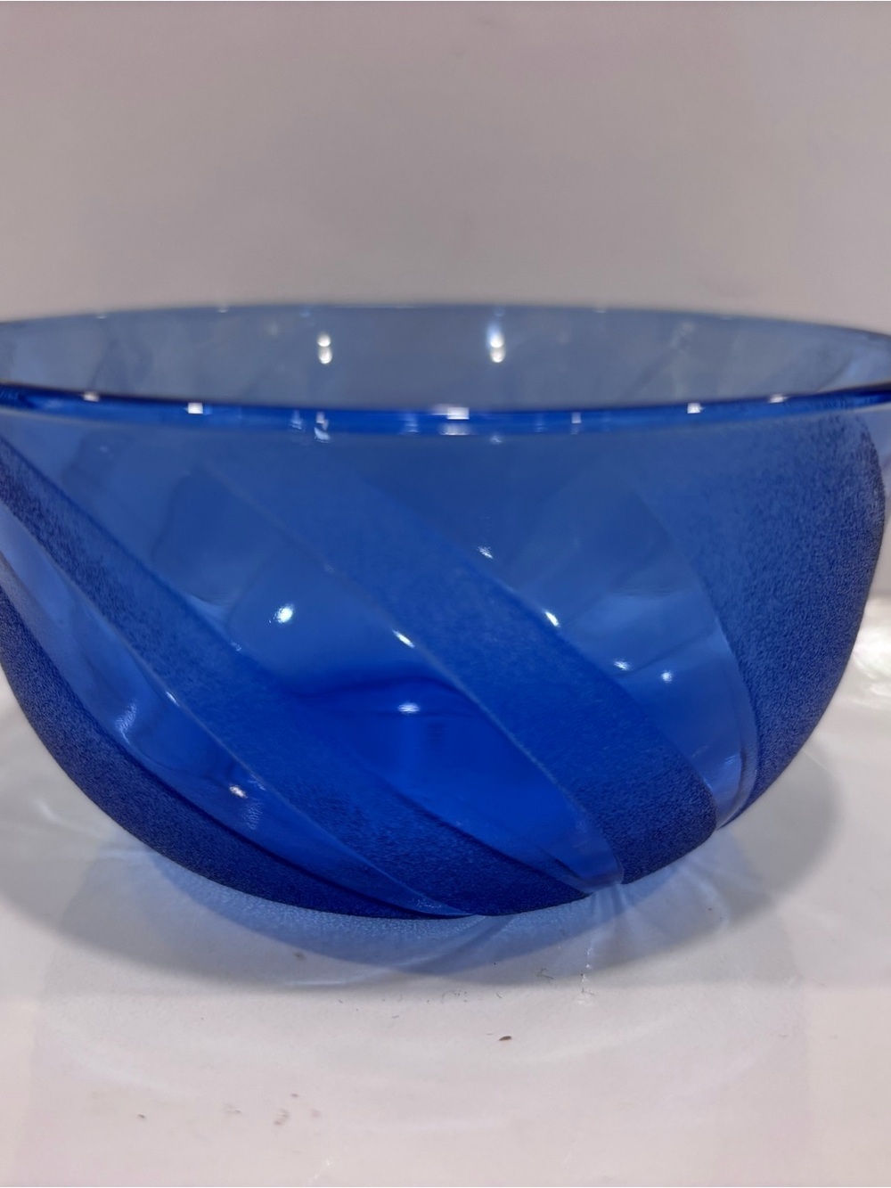 Vintage Brazilian cobalt blue art glass bowl frosted swirl pattern- Brazil - Picture 5 of 5